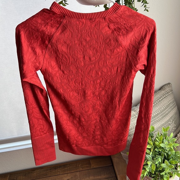 Lululemon woman’s longsleeve top - Picture 2 of 3